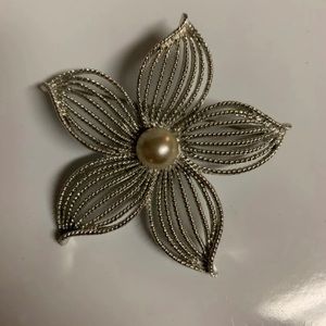 Sarah Cov. Flower pin